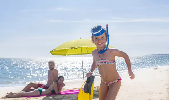 Meisje met duikbril op het strand